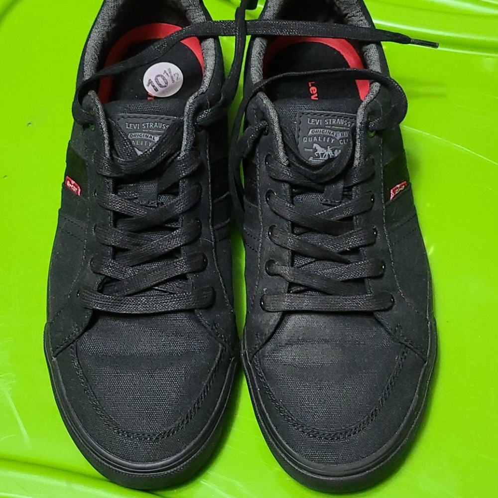 Men's 10.5 black Levi's shoes